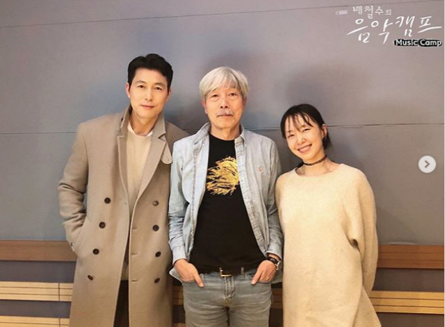 Top domestic Actors Jung Woo Sung and Jeon Do Yeon visited the Radio booth to meet Bae Chul Soo.Bae Chul-soo announced his visit to the personal SNS on the 22nd. He said, Jeon Do-yeon and Jung Woo-sungWednesday evening at 7 pm, Bae Chul-soos music camp with three photos released.In the public photos, Jung Woo-sung Jeon Do-yeon, who appeared on the Radio, is standing side by side with Bae Chul-soo.On this day, Jeon Do-yeon Jung Woo-sung will answer the questions of listeners from the first breath since his debut to the behind-the-scenes of the first shooting day.The movie The Animals Who Want to Hold the Jeep will be released on February 12th, which collects topics with the meeting of the best acting Actors Jeon Do-yeon and Jung Woo-sung in Korea, and combines Actors with a close story and a deep acting skills in a clever composition.