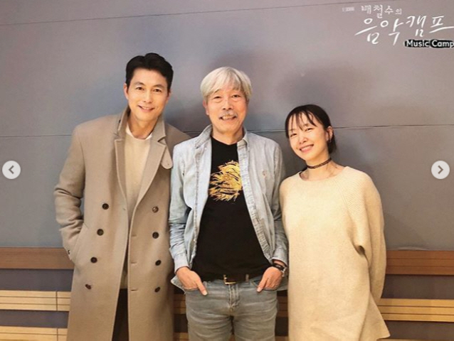 Top domestic Actors Jung Woo Sung and Jeon Do Yeon visited the Radio booth to meet Bae Chul Soo.Bae Chul-soo announced his visit to the personal SNS on the 22nd. He said, Jeon Do-yeon and Jung Woo-sungWednesday evening at 7 pm, Bae Chul-soos music camp with three photos released.In the public photos, Jung Woo-sung Jeon Do-yeon, who appeared on the Radio, is standing side by side with Bae Chul-soo.On this day, Jeon Do-yeon Jung Woo-sung will answer the questions of listeners from the first breath since his debut to the behind-the-scenes of the first shooting day.The movie The Animals Who Want to Hold the Jeep will be released on February 12th, which collects topics with the meeting of the best acting Actors Jeon Do-yeon and Jung Woo-sung in Korea, and combines Actors with a close story and a deep acting skills in a clever composition.