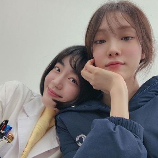 Lee Sung-kyung posted two photos on his SNS on the 21st with an article entitled Pretty beautiful. Come to SBS now and play with stone walls!Lee Sung-kyung in the public photo is with So Joo-yeon on the SBS drama Romantic Doctor Kim Sabu 2, leaving a selfie close to each other.The lovely beauty of the two and the chemi of the right are attracting attention.Lee Sung-kyung and So Joo-yeon are appearing as doctors at Doldam Hospital in SBS drama Romantic Doctor Deacon 2.Lee Sung-kyung plays the thoracic surgeon Cha Eun-jae with surgical depression in the play, and So Joo-yeon plays the fourth year of the Emergency Medicine Department (residence) Yoon-beam.On the other hand, SBS Romantic Doctor Kim Sabu 2 is broadcast every Monday and Tuesday at 9:40 pm.