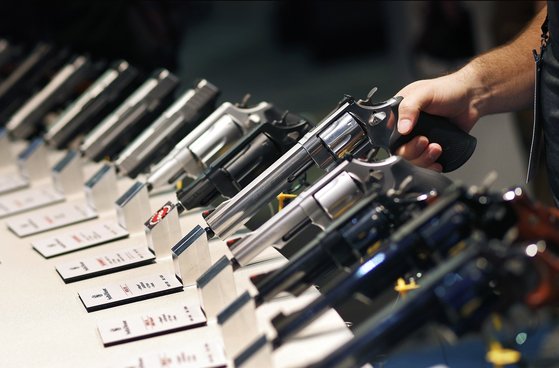 지난해 1월 미국 라스베가스에서 열린 총기 전시회에 나온 권총들.[AP=연합뉴스]