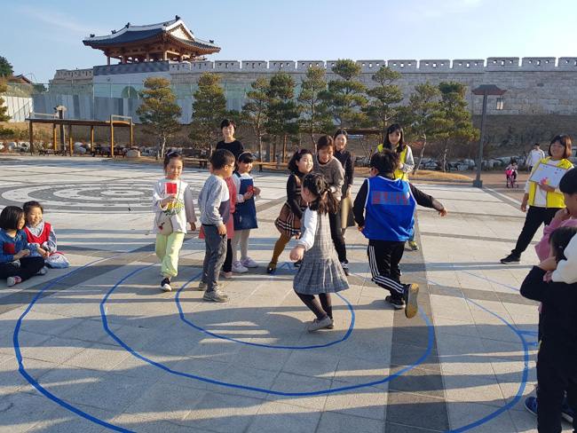 경북 성주군종합사회복지관 아이들이 지난해 10월 성주군 역사테마공원에서 놀이활동가 교사가 알려주는 규칙에 맞춰 놀이를 즐기고 있다.  성주군종합사회복지관 제공