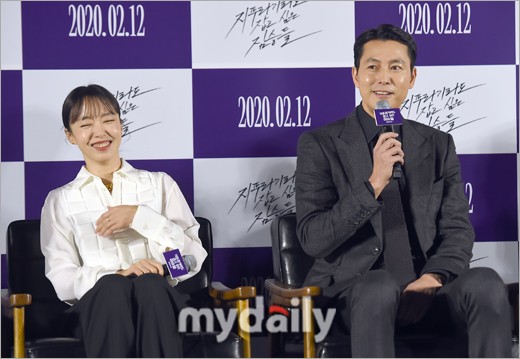 Actor Jeon Do-yeon and Jung Woo-sung showed off their interest in Bae Chul-soos music camp and raised Dahan interest in the new Beasts who want to catch straw.Jeon Do-yeon and Jung Woo-sung appeared as guests on MBC FM4U Bae Chul-soos music camp which was broadcast on the afternoon of the 22nd.On February 12, he appeared together with the release of the movie The Animals Who Want to Hold the Spray.The beasts who want to catch even the straw is a film about the crime of ordinary humans who plan the worst of the worst to take the last chance of life, the money bag.It was based on the same novel by Japanese writer Sonne Kasuke.Jeon Do-yeon took on the role of Michelle Chen, a person who erases the past and seeks others to live a new life.Jung Woo-sung played the Taeyoung character preparing for the last hantang because of the debt left by his missing old lover Michelle Chen.On this day, Jeon Do-yeon expressed his feelings of co-working with Jung Woo-sung for the first time. It was strange that Jung Woo-sung and I have never acted.I just thought it was, but it was awkward to see it at the scene. I was used to it. I did not know when I was shooting, but when I started promoting the movie, I wanted to have another side that I did not know about Jung Woo-sung.There are a lot of different looks, he said.Jung Woo-sung has a lot of troubles and thoughts, and it doesnt just stop in curiosity, it seems to be good to see, said Jeon Do-yeon.I want to be a good actor, I want to leave a good work, said Jeon Do-yeon. So I want to choose more diverse works.I have not done comedy or blockbuster yet. Jung Woo-sung revealed Dahans idea in good-looking modifierWhen DJ Bae Chul-soo asked, What do you think about the modifier Dahan Republics handsome actor? I think it is fair.Its good to hear, he said, laughing.Its a frequent joke, but Im embarrassed to go to this place, he said. I think the external evaluation is just another hurdle I have to overcome.Handsome is a good thing to see for a while, but it can not communicate with it.I think it is important to persuade Audiences as an actor and a human being in a psychological state. Jung Woo-sung said, The work that gives a glimpse of human nature seems to have been short for a while.Our film is confident that it is fun to see Dahans troubles in nature. Jeon Do-yeon also said, I think there are points to follow the psychology of various characters to their tastes, and it is fun to choose.
