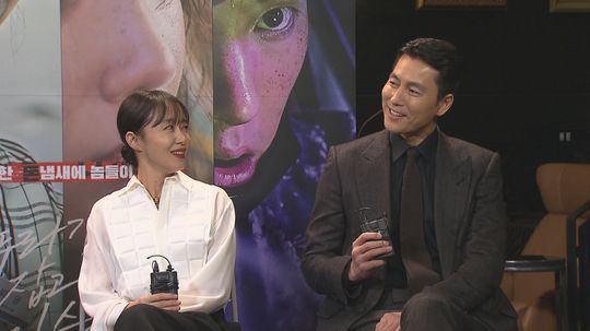 Jeon Do-yeon Jung Woo-sung reveals his co-work in his first work in 25 years.On SBSs Full Entertainment Midnight, which will be broadcast on January 22, Jeon Do-yeon and Jung Woo-sung, the main characters of the movie The Animals Want to Hold a Jeep which is about to open in February, will appear.When asked about the co-worked feelings of Jeon Do-yeon and Jung Woo-sung, who met for the first time in 25 years, Jeon Do-yeon replied, I am so glad to have taken it now.Jung Woo-sung said, I was not alone in waiting, and said it was an honor to be with Jeon Do-yeon.Jeon Do-yeon is the back door of Jung Woo-sung, who was not able to hide his smile while asking why.The two of them continued to warm up, and Jeon Do-yeon praised Jung Woo-sung as Actor who wants to meet again in the movie scene. Jung Woo-sung impressed Jeon Do-yeon by conveying support for Actor Jeon Do-yeon.pear hyo-ju