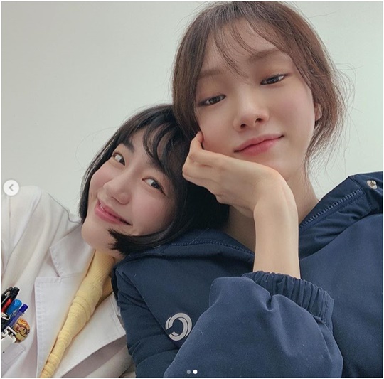 Actor Lee Sung-kyung has released a photo of So Joo-yeon, an actor who appears in SBS drama Romantic Doctor Kim Sabu 2.Lee Sung-kyung posted two photos on his personal instagram on January 21 with an article entitled Pretty Armirang, Come to play with the stone wall now on SBS.Lee Sung-kyung in the photo is wearing a navy jumper and is wearing his chin with his right hand.Next to Lee Sung-kyung, So Joo-yeon is all smiles as he reveals his dimples in a doctors gown and leans his head against a shoulder.Lee Sung-kyung and So Joo-yeon are appearing on SBS drama Romantic Doctor Kim Sabu 2 together.Lee Sung-kyung plays Cha Eun-jae, a thoracic surgeon with surgical depression, and So Joo-yeon plays Yoon A-eum, a 4-year-old specialist in emergency medicine (residence).Choi Yu-jin