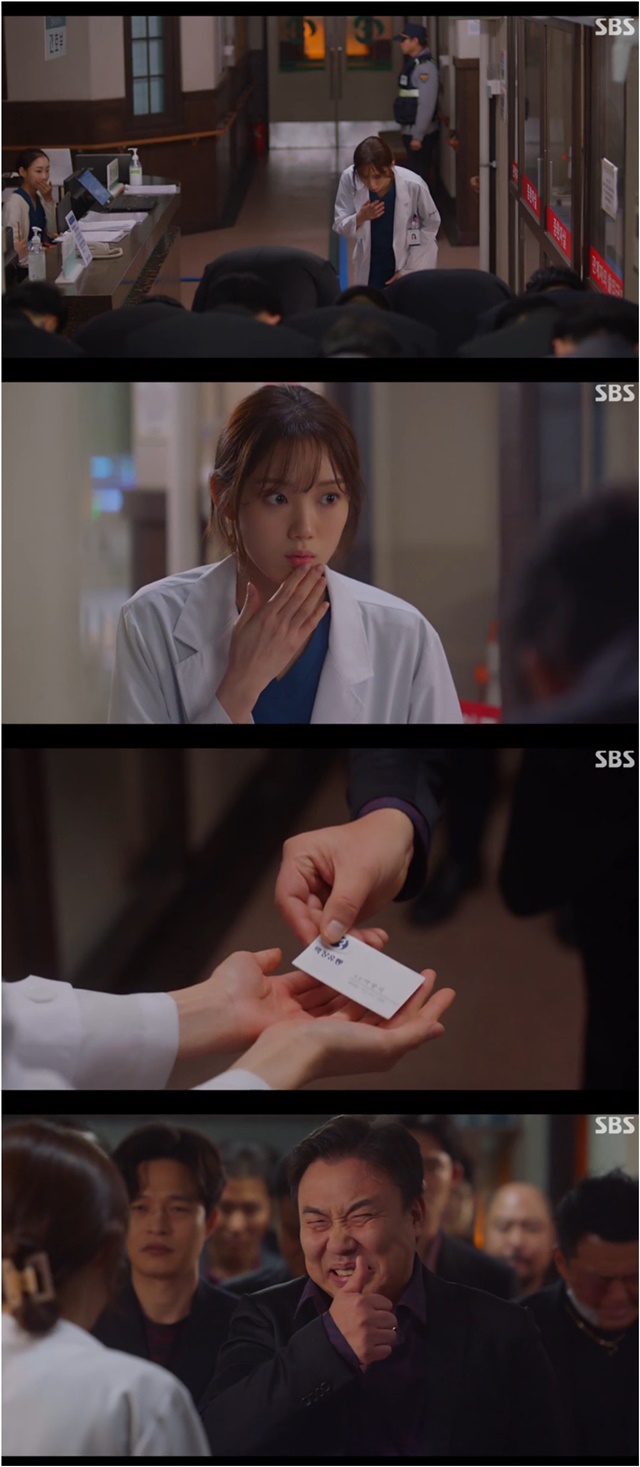 There is a saying, Eyes on the eye.In the SBS monthly drama Romantic Doctor Kim Sabu 2, Seo Woo Jin (Ahn Hyo-seop Boone) was in a difficult situation because of the Godfathers who even run Blackmail – Cinémix Par Chloé to drive away from taking money.It seems that Lee Sung-kyung (played by Lee Sung-kyung) has found a stronger person to deal with these Godfathers.Can Seo Woo Jin overcome the crisis with the help of Cha Eun-jae?Although it did not appear in detail what led to the borrowing, Seo Woo Jin borrowed money from The Godfathers.The Godfather vendors who harass Seo Woo Jin are Gangster is not a bully or a gangster.Two The Godfathers, called Yang-a-chi in the play, choose only actions that are not worthy of modifiers.Those who came to the Seo Woo Jin workplace were asked to pay 70 million won with an unsettling interest, or to do what they did without money.I do not know what it is specifically, but when I look at the situation, it is presumed that it is an Illegalal thing to do by the doctor, Seo Woo Jin.It may be better to be less gentle in dealing with those who are forced to do this Illegal thing and behave unbearably.Cha Eun-jae saved the Gangster boss who came in after being stabbed in the SBS monthly drama Romantic Doctor Kim Sabu 2 (playplayplayed by Kang Eun-kyung/directed by Yoo In-sik Lee Gil-bok) broadcast on January 21.The members of the organization, who seem to be acquainted with Kim Sa-bu (Han Seok-gyu), came to Cha Eun-jae as a group and greeted him with a clear greeting and even offered his business card, saying, Please contact me if you have any difficulties.Blackmail – Cinémix Par Chloé, Gangsterless Yang-Achie and Gangsters with help from Cha Eun-jae, fit like a pair of puzzle pieces.It seems that the time will come when Cha Eun-jaes business card will be used to save Seo Woo Jin from a hell of a situation.In the drama, Seo Woo Jin and Cha Eun Jae are drawn as incomplete characters.Seo Woo Jin, who has a surgical depression or an unfortunate past history, has been willing to each other since college.Ahn Hyo-seop has been running over Lee Sung-kyung, who has been suffering from depression since college, and Lee Sung-kyung did not know, but Ahn Hyo-seop became a stimulant to prevent him from dropping out of medical school.Choi Yu-jin