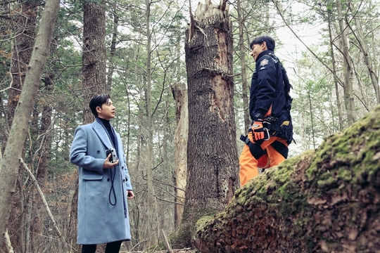 Forest Park Hae-jin, Noh Kwang-sik foreshadowed rival South Nam ChemieThe KBS 2TV new tree drama Forest (playplayplay by Lee Sun-young / Directed by Oh Jong-rok / Produced IHQ, Star Forces, and Branch Contents), which will be broadcast on January 29th, is a forced mountain-goal cohabitation romance drama in which men with all but Heart and women who have lost everything except Heart meet in mysterious Forest and dig into the secrets of themselves and the forest.Park Hae-jin - Noh Kwang-sik is the most serious thing in the world because of Kang San-hyuk and his father who have a terrible commitment to achieve the goal of achieving the goal of 1 trillion individual assets in Forest. However, he played Choi Chang, who broke his fathers stubbornness for his dream and became a Mee-ryeong 119 special rescue team.The two will show Softie inside chemistry, which is a childish pride fight about who is best when they meet.In this regard, Park Hae-jin - The scene where the exposure ceremony gave each other a salve-eyed look was captured. In the play, Kang San-hyuk and Choi Chang-yuk had their first meeting in the Meekryeong forest.Kang Sang-hyuk suddenly appeared as soon as he climbed the old tree to capture the panoramic view of the forest with the camera.Since then, Kangsan Hyuk and Choi Chang have been struggling to occupy higher places.As the first meeting continues to sparkle, I am wondering how the relationship between the two will flow in the future.Park Hae-jin - The Mimi Combo War scene, where the exposure ceremony exploded visuals against the backdrop of beautiful Forest, was held at a temple located in Pyeongchang-gun, Gangwon-do.The two men, who arrived at the scene and rehearsed, encouraged the atmosphere of the scene by placing Wing it in the right place to save more realistic Tudak breath.Then, when the filming began, Park Hae-jin and the exposure ceremony, which were immersed in the character, poured out storm breathing, and the staff who were holding the laughter with the cut sound, turned into a laughing sea.Park Su-in