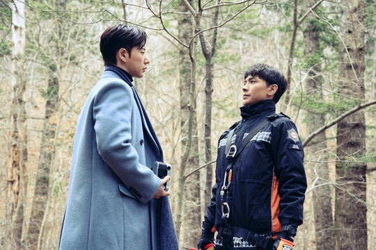 Forest Park Hae-jin, Noh Kwang-sik foreshadowed rival South Nam ChemieThe KBS 2TV new tree drama Forest (playplayplay by Lee Sun-young / Directed by Oh Jong-rok / Produced IHQ, Star Forces, and Branch Contents), which will be broadcast on January 29th, is a forced mountain-goal cohabitation romance drama in which men with all but Heart and women who have lost everything except Heart meet in mysterious Forest and dig into the secrets of themselves and the forest.Park Hae-jin - Noh Kwang-sik is the most serious thing in the world because of Kang San-hyuk and his father who have a terrible commitment to achieve the goal of achieving the goal of 1 trillion individual assets in Forest. However, he played Choi Chang, who broke his fathers stubbornness for his dream and became a Mee-ryeong 119 special rescue team.The two will show Softie inside chemistry, which is a childish pride fight about who is best when they meet.In this regard, Park Hae-jin - The scene where the exposure ceremony gave each other a salve-eyed look was captured. In the play, Kang San-hyuk and Choi Chang-yuk had their first meeting in the Meekryeong forest.Kang Sang-hyuk suddenly appeared as soon as he climbed the old tree to capture the panoramic view of the forest with the camera.Since then, Kangsan Hyuk and Choi Chang have been struggling to occupy higher places.As the first meeting continues to sparkle, I am wondering how the relationship between the two will flow in the future.Park Hae-jin - The Mimi Combo War scene, where the exposure ceremony exploded visuals against the backdrop of beautiful Forest, was held at a temple located in Pyeongchang-gun, Gangwon-do.The two men, who arrived at the scene and rehearsed, encouraged the atmosphere of the scene by placing Wing it in the right place to save more realistic Tudak breath.Then, when the filming began, Park Hae-jin and the exposure ceremony, which were immersed in the character, poured out storm breathing, and the staff who were holding the laughter with the cut sound, turned into a laughing sea.Park Su-in