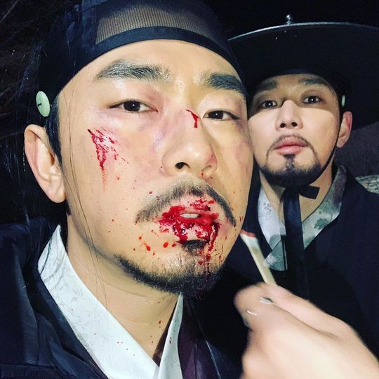Lee Si-eon reveals his feelings for finishing filming Kang Taek.Actor Lee Si-eon shared a picture on his Instagram account on January 21, with the phrase End the shoot; it was an honor to work with so good people.Lee Si-eon in the photo stares at Kim Bum-jin and the camera with blood on his face; Lee Si-eon says, Thank you all the Actor staff.If you are curious about the scene in the photo, please use the room until the end. han jung-won