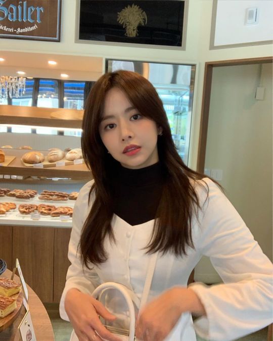 Actor Han Bo-reum flaunted her innocent lookHan Bo-reum posted a picture on his Instagram on January 22 with an article entitled Good weather today.The picture shows Han Bo-reum looking at the camera. Han Bo-reums eyes make the beautiful look more prominent.Han Bo-reums innocent aura catches the eye.The fans who responded to the photos responded such as Pretty, I love you and I am like a goddess.delay stock