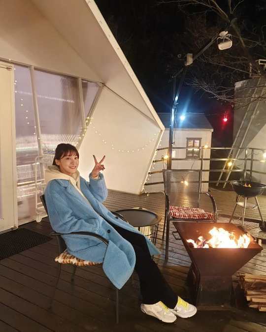 Actor Yoo In-young showed off her dazzling beautiful looks.Yoo In-young posted a picture on his Instagram on January 22nd and reported the current situation.In the open photo, Yoo In-young is sitting on the outdoor terrace with Bonfire and enjoying his leisure.Sitting comfortably in a sky blue coat and white hoodie, Yoo In-young smiles as she draws a V with her finger at the camera.The unwavering beauty looks of Yoo In-young attract attention.Lee Ha-na