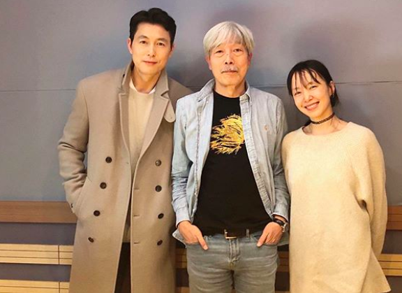 Actor Jung Woo-sung and Jeon Do-yeon hit the acting co-work in the film for the first time since debut.The two come out as Couple in the new film Animals (director Kim Yong-hoon) who want to catch even straw.Jung Woo-sung and Jeon Do-yeon appeared as guests to talk about movies and life at MBC FM4Us Bae Chul-soos Music Camp (hereinafter referred to as Music Camp), which was broadcast live on the afternoon of the 22nd.Bae Chul-soo also showed his welcome to meet for the first time since Jung Woo-sungs debut.The new film, The Animals Who Want to Hold the Jeep (Provided Distribution Megabox Central PlusM, Produced by BA Entertainment) has filmed a Japanese novel of the same name.A thriller drama depicting the crime of ordinary humans planning the worst of their lives to take the money bag, the last chance of life.Jung Woo-sung played the port official Taeyoung, and Jeon Do-yeon played Michelle Chen.Taeyoung meets Michelle Chen and takes on debt.Jung Woo-sung said, Jeon Do-yeon was cast first, he said. I decided to appear because I wanted to meet the acting co-work together after hearing the news of the appearance.We debuted at a similar time, but we never did one, and it was awkward at the beginning of the shoot, but we quickly adapted, said Jeon Do-yeon.When Bae Chul-soo asked, How long have you been in the entertainment industry? Jung Woo-sung replied, Its been over 25 years.Jeon Do-yeon was debutted to CF in 1990 and Jung Woo-sung to the 1994 film Gumiho (director Park Heon-soo).Bae Chul-soo asked Jung Woo-sung about his appearance.I usually chose Jung Woo-sung as the most beautiful Korean man, and what do you think about your appearance?Jung Woo-sung said, It feels good to hear such a word, but laughed, I am embarrassed to talk about it here.Im a joke I often do, but Im embarrassed to go this far.Jung Woo-sung said, Europe is an evaluation of a persons cross section. It is not my absolute evaluation. Europe is part of a persons appearance.I have to keep filling up the other part because I am looking at the appearance for a while. In a way, the assessment of appearance is a hurdle that I have to overcome, and I have to persuade Audiences as an Actor and a human being, he said.He added, Just because you stand with a good face does not mean you can communicate with people. You should communicate with acting.Its fun to hear Jung Woo-sung because hes good at talking, said Jeon Do-yeon.Jeon Do-yeon said, I thought our movie would be dark, but Jung Woo-sung is fun, so I would like to feel like a black comedy.Jung Woo-sung said, In my childhood, I was alone in society and I was interested in society, so I had to thank myself for everything I was given.I am very interested in it because of my love, he added. I hope that people who move the system will create an environment where students can study comfortably. Jung Woo-sung said, There are many big movies like blockbusters, and our film can get a glimpse of human nature. He emphasized, I do not think it is fun to see the essence and the nature of human beings themselves.The Animals Wanting to Hold the Jeep will be released on February 12. Running time 108 minutes.DB, MBC offer