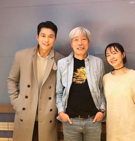 Actor Jung Woo-sung and Jeon Do-yeon hit the acting co-work in the film for the first time since debut.The two come out as Couple in the new film Animals (director Kim Yong-hoon) who want to catch even straw.Jung Woo-sung and Jeon Do-yeon appeared as guests to talk about movies and life at MBC FM4Us Bae Chul-soos Music Camp (hereinafter referred to as Music Camp), which was broadcast live on the afternoon of the 22nd.Bae Chul-soo also showed his welcome to meet for the first time since Jung Woo-sungs debut.The new film, The Animals Who Want to Hold the Jeep (Provided Distribution Megabox Central PlusM, Produced by BA Entertainment) has filmed a Japanese novel of the same name.A thriller drama depicting the crime of ordinary humans planning the worst of their lives to take the money bag, the last chance of life.Jung Woo-sung played the port official Taeyoung, and Jeon Do-yeon played Michelle Chen.Taeyoung meets Michelle Chen and takes on debt.Jung Woo-sung said, Jeon Do-yeon was cast first, he said. I decided to appear because I wanted to meet the acting co-work together after hearing the news of the appearance.We debuted at a similar time, but we never did one, and it was awkward at the beginning of the shoot, but we quickly adapted, said Jeon Do-yeon.When Bae Chul-soo asked, How long have you been in the entertainment industry? Jung Woo-sung replied, Its been over 25 years.Jeon Do-yeon was debutted to CF in 1990 and Jung Woo-sung to the 1994 film Gumiho (director Park Heon-soo).Bae Chul-soo asked Jung Woo-sung about his appearance.I usually chose Jung Woo-sung as the most beautiful Korean man, and what do you think about your appearance?Jung Woo-sung said, It feels good to hear such a word, but laughed, I am embarrassed to talk about it here.Im a joke I often do, but Im embarrassed to go this far.Jung Woo-sung said, Europe is an evaluation of a persons cross section. It is not my absolute evaluation. Europe is part of a persons appearance.I have to keep filling up the other part because I am looking at the appearance for a while. In a way, the assessment of appearance is a hurdle that I have to overcome, and I have to persuade Audiences as an Actor and a human being, he said.He added, Just because you stand with a good face does not mean you can communicate with people. You should communicate with acting.Its fun to hear Jung Woo-sung because hes good at talking, said Jeon Do-yeon.Jeon Do-yeon said, I thought our movie would be dark, but Jung Woo-sung is fun, so I would like to feel like a black comedy.Jung Woo-sung said, In my childhood, I was alone in society and I was interested in society, so I had to thank myself for everything I was given.I am very interested in it because of my love, he added. I hope that people who move the system will create an environment where students can study comfortably. Jung Woo-sung said, There are many big movies like blockbusters, and our film can get a glimpse of human nature. He emphasized, I do not think it is fun to see the essence and the nature of human beings themselves.The Animals Wanting to Hold the Jeep will be released on February 12. Running time 108 minutes.DB, MBC offer