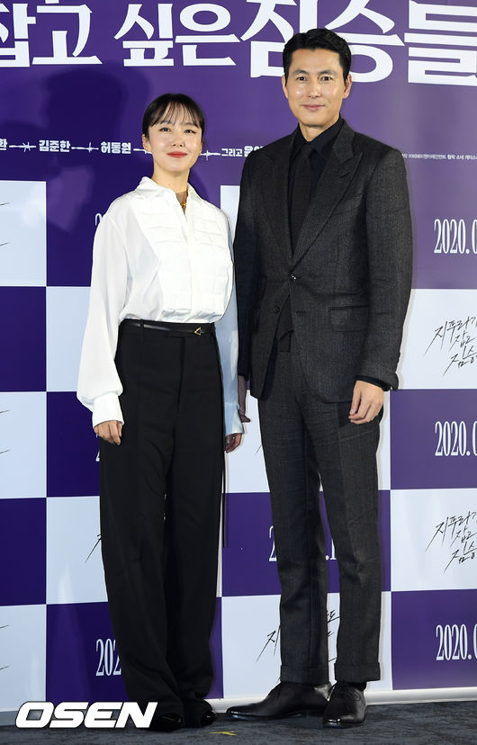 Actor Jung Woo-sung and Jeon Do-yeon hit the acting co-work in the film for the first time since debut.The two come out as Couple in the new film Animals (director Kim Yong-hoon) who want to catch even straw.Jung Woo-sung and Jeon Do-yeon appeared as guests to talk about movies and life at MBC FM4Us Bae Chul-soos Music Camp (hereinafter referred to as Music Camp), which was broadcast live on the afternoon of the 22nd.Bae Chul-soo also showed his welcome to meet for the first time since Jung Woo-sungs debut.The new film, The Animals Who Want to Hold the Jeep (Provided Distribution Megabox Central PlusM, Produced by BA Entertainment) has filmed a Japanese novel of the same name.A thriller drama depicting the crime of ordinary humans planning the worst of their lives to take the money bag, the last chance of life.Jung Woo-sung played the port official Taeyoung, and Jeon Do-yeon played Michelle Chen.Taeyoung meets Michelle Chen and takes on debt.Jung Woo-sung said, Jeon Do-yeon was cast first, he said. I decided to appear because I wanted to meet the acting co-work together after hearing the news of the appearance.We debuted at a similar time, but we never did one, and it was awkward at the beginning of the shoot, but we quickly adapted, said Jeon Do-yeon.When Bae Chul-soo asked, How long have you been in the entertainment industry? Jung Woo-sung replied, Its been over 25 years.Jeon Do-yeon was debutted to CF in 1990 and Jung Woo-sung to the 1994 film Gumiho (director Park Heon-soo).Bae Chul-soo asked Jung Woo-sung about his appearance.I usually chose Jung Woo-sung as the most beautiful Korean man, and what do you think about your appearance?Jung Woo-sung said, It feels good to hear such a word, but laughed, I am embarrassed to talk about it here.Im a joke I often do, but Im embarrassed to go this far.Jung Woo-sung said, Europe is an evaluation of a persons cross section. It is not my absolute evaluation. Europe is part of a persons appearance.I have to keep filling up the other part because I am looking at the appearance for a while. In a way, the assessment of appearance is a hurdle that I have to overcome, and I have to persuade Audiences as an Actor and a human being, he said.He added, Just because you stand with a good face does not mean you can communicate with people. You should communicate with acting.Its fun to hear Jung Woo-sung because hes good at talking, said Jeon Do-yeon.Jeon Do-yeon said, I thought our movie would be dark, but Jung Woo-sung is fun, so I would like to feel like a black comedy.Jung Woo-sung said, In my childhood, I was alone in society and I was interested in society, so I had to thank myself for everything I was given.I am very interested in it because of my love, he added. I hope that people who move the system will create an environment where students can study comfortably. Jung Woo-sung said, There are many big movies like blockbusters, and our film can get a glimpse of human nature. He emphasized, I do not think it is fun to see the essence and the nature of human beings themselves.The Animals Wanting to Hold the Jeep will be released on February 12. Running time 108 minutes.DB, MBC offer