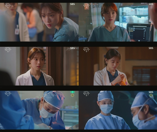 Actor Lee Sung-kyungs growing character is being Cheering.In the 6th episode of SBSs monthly drama Romantic Doctor Kim Sabu 2, which aired on the 21st, there was a scene in which Cha Eun-jae (Lee Sung-kyung) overcomes Nausea and successfully completes emergency surgery.Due to the trauma patients who suddenly came in on the day, Doldam Hospital became a mess.In an urgent situation where the operating room is insufficient and the operation area is to be opened in the emergency room, Eunjae is in charge of emergency treatment of the knifed tissue boss.Even if he was not confident, he said he would give up without hesitation.As he lived up to Kim Sa-bu (Han Seok-gyu)s belief, Eun-jae calmly and quickly caught the bleeding area and finished the surgery safely.In the previous 5 episodes, Kim Jae-jae, who had been taking the medicine he had given and serving the surgery without Nausea for the first time.I talked to my mother and said that I had done difficult surgery.As the society continues, viewers are crying and laughing together and Cheering in the appearance of the silver that develops.I felt the tension in the operating room as if I were one with Character, and I watched the operation scene with sweat in my hand.Eunjae is not only overcoming his trauma, but also becoming mentally hard at Doldam Hospital.He also reminded Woojin (Ahn Hyo-seop) that he would not treat the patient, and he did not hesitate to say bitterness to the domestic violence criminal who wielded violence.After the mentor Kim Sabu, he is gradually being reborn as a true romantic doctor.Lee Sung-kyung brings sympathy to the viewers by showing such a synchro rate with the silver character.It is a bright and bright thing, but on the other hand, it is a sweet with pain and trauma.Among the events of the big and small Doldam Hospital, watching and Cheering the growth of silver together adds another fun to watching Romantic Doctor Kim Sabu 2.SBSs Romantic Doctor Kim Sabu 2 is a story about the real Doctor that takes place in the background of a poor stone wall hospital in the province. It is broadcast every Monday and Tuesday at 9:40 p.m.Photo = SBS Broadcasting Screen