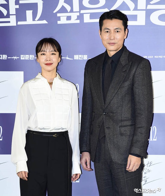 Actors Jeon Do-yeon and Jung Woo-sung of the movie The Animals Who Want to Hold the Jeep Lag (director Kim Yong-hoon) will appear on MBC FM4U Radio Bae Chul-soos Music Camp at 7 p.m. today (22nd).The beasts who want to catch even the straw is a crime scene of ordinary humans planning the worst of the worst to take the last chance of life, the money bag.In this Music Camp of Bae Chul-soo, Jeon Do-yeon and Jung Woo-sung will be honest about the meeting of the two Actors who listen to the audience from the first breath to the behind-the-scenes of the first shooting scene.In particular, Jeon Do-yeon is expecting to complete the synergy with DJ Bae Chul-soo with his third appearance.In addition, the broadcast will be a special time to meet the charm of the two Actors before the release of the Beasts who want to catch even straw on the day when Jung Woo-sung, who first appeared in Bae Chul-soos Music Camp, will be broadcast together.The Beasts Wanting to Hold the Jeep is scheduled for release on February 12.Photo = DB