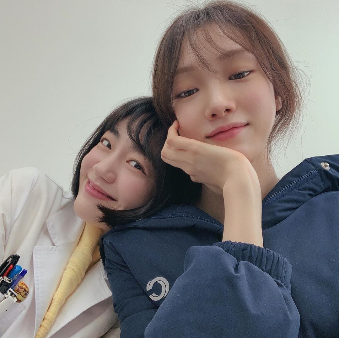 Actor Lee Sung-kyung has revealed his selfie with So Joo-yeon.On the 21st, Lee Sung-kyung posted two photos on his instagram with an article entitled Come to SBS and play with the stone wall now!Lee Sung-kyung in the public photo is smiling slightly while staring at the camera with his chin.Actor So Joo-yeon showed off his friendly side by leaning on Lee Sung-kyungs shoulder.The netizens responded in various ways such as Both of you are acting so well, so funny, a cute combination of big hits and Please raise a lot in the future.Lee Sung-kyung is appearing on SBS drama Romantic Doctor Kim Sabu 2.Photo: Lee Sung-kyung SNS