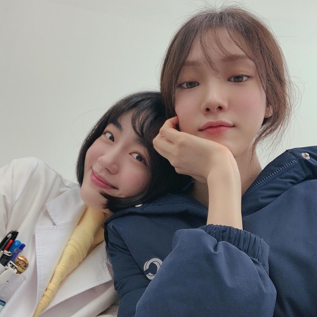 Actor Lee Sung-kyung has revealed his selfie with So Joo-yeon.On the 21st, Lee Sung-kyung posted two photos on his instagram with an article entitled Come to SBS and play with the stone wall now!Lee Sung-kyung in the public photo is smiling slightly while staring at the camera with his chin.Actor So Joo-yeon showed off his friendly side by leaning on Lee Sung-kyungs shoulder.The netizens responded in various ways such as Both of you are acting so well, so funny, a cute combination of big hits and Please raise a lot in the future.Lee Sung-kyung is appearing on SBS drama Romantic Doctor Kim Sabu 2.Photo: Lee Sung-kyung SNS