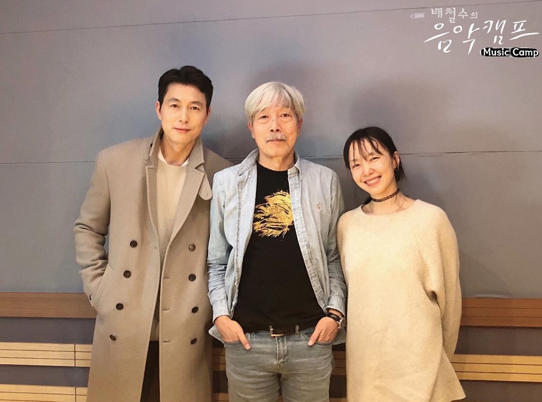 Jeon Do-yeon and Jung Woo-sung of The Animals Who Want to Hold the Spray boasted their talent through Music Camp.On the 22nd, MBC FM4U radio Bae Chul-soos Music Camp featured Jeon Do-yeon and Jung Woo-sung, who played in the movie The Animals Who Want to Hold a Jeep (director Kim Yong-hoon).The first time on this day, Bae Chul-soo directed Jung Woo-sung, saying, If you choose a handsome person in the broadcasting industry, you mention Jung Woo-sung.What do you think? Jung Woo-sung said, I think it is natural.Jung Woo-sung said, It is a joke I Zazu, he said. I am sick to go to Music Camp.I am part of a persons appearance and I have to fill in the other appearance, of course, I think that praise and bad news about movies and personal evaluations are not mine.Bae Chul-soo said it would be burdening but Jung Woo-sung laughed, Its good to hear.In the meantime, Jeon Do-yeon said about Jung Woo-sung, The debut time is similar, and I met on the way, if not Zazu.I have never done anything before, he explained.Jeon Do-yeon also introduced an anecdote to Youn Yuh-jung, who suggested appearing in The Animals Who Want to Hold a Jeep.He said: When I read scenario, I thought of Mr. Youn Yuh-jung.It is an elderly person with dementia, and when reading the scenario, it deceives and deceives people rather than focusing on dementia. But Youn Yuh-jung showed his intention to refuse, and Jeon Do-yeon came out himself, saying, I called and said you had to do it.But the teacher gave me a pleasant consent. He said, Youn Yuh-jung said, Why do not you do it if you like it? I thought it would be fun to shoot with Jung Woo-sung, but I thought it would be dark, but there was an element of black comedy, said Jeon Do-yeon.Jung Woo-sung, who thinks he was good at Actor, said, When I look back, it has become a fateful job.I would have had another sparkle 10 years ago, he said, because I am an actor with a strong appearance, I kept stipulating even if I did not want to enter the regulations.I tried to break it. I tried to prove it and endure it. Then, Jeon Do-yeon also expressed his passion for Acting: I want to be a good actor in the future and I want to leave a good work.So I tried to do a variety of Choices even if I was out of my Choices standards to try to Choice good works. I have done many works, but the genre seems to be not diverse, so I am going to challenge various genres.Jeon Do-yeon said: I havent done much of Blockbuster LLC movies or comedy movies, and it seems that the serious image has been solidified by the work of Miryang.But it is me who has to break that, so I want to try various works. Finally, Jung Woo-sung did not forget to promote the beasts who want to catch even straws; he said, There are many big films these days, such as Blockbuster LLC.But our film is talking about human nature. He said, I will be able to feel the worry and essence of myself. Meanwhile, The Animals Who Want to Hold the Spray is a crime drama of ordinary humans planning the worst of the worst to take the last chance of life, the money bag, and is scheduled to open on February 12th.Photo = Bae Chul-soos music camp Instagram