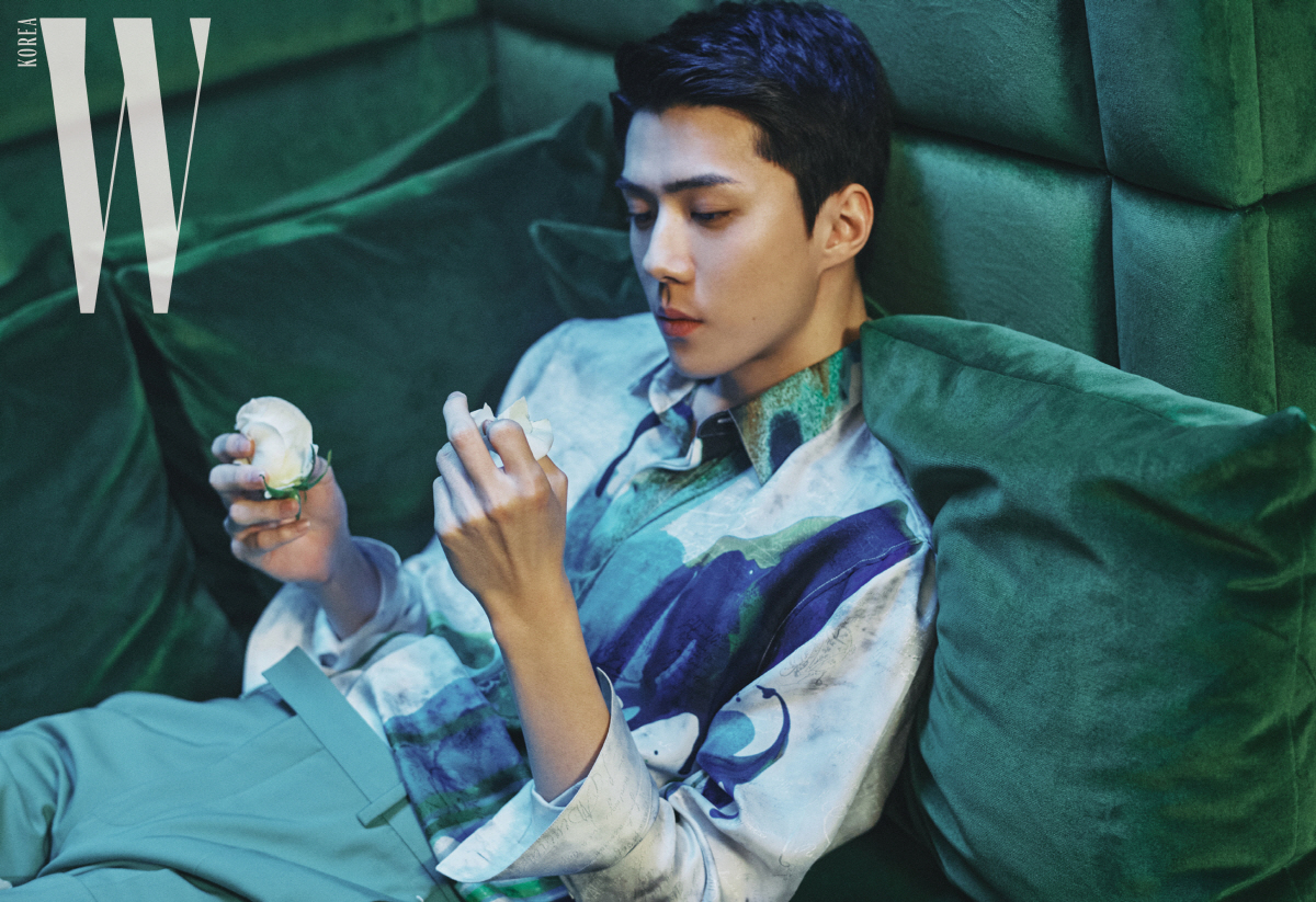 Sehun showed off her chic masculine charm.EXO Sehun, which decorated the February issue of Wkorea, and France luxury brand Beluti were released.Sehun in the public picture has worn a 2020 summer collection product that modernizes and modernizes Bellutis DNA, creating a luxurious yet sophisticated look.In addition, EXO Sehun, who participated in the 2020 Winter Beluti Fashion Show, which was held in the background of France Opera Garnier, is the back door that focused attention on the attention of viewers with shoulders with global celebs.On the other hand, EXO Sehuns pictures can be found on W Korea Man Instagram and W Korea website.