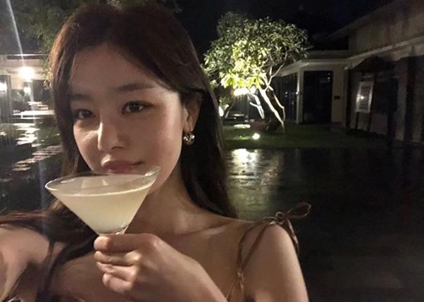 Singer and Actor Han Sun-hwa has revealed his daily life.On the 23rd, Han Sun-hwa posted a picture on his SNS with an article called love.Han Sun-hwa, who is in the public photo, is staring at the camera while drinking a drink. Han Sun-hwas big eyes and stiff nose are outstanding.On the other hand, Han Sun-hwa appeared in the OCN Drama Save Me 2 which ended last June.