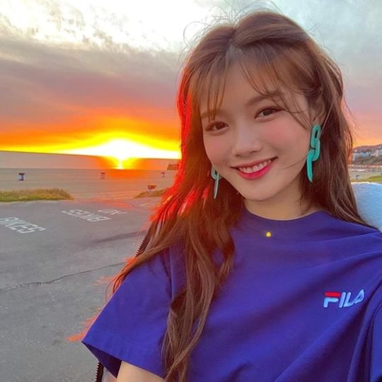 Kim Yoo-jung posted a picture on his SNS on the 22nd without any phrase.Kim Yoo-jung in the public photo leaves Selfie in the background of the sunset.Kim Yoo-jungs bright beautiful look and a refreshing atmosphere smile at the camera captures the attention.Fans who encountered the photos responded such as It is so beautiful, Simkung as soon as I saw it, Beautiful look that lives alone in the world.Meanwhile, Kim Yoo-jung recently finished filming the movie The Night of the 8th. Currently, he is being proposed and reviewed to appear in the new life-time drama Convenience Store Morning Star.