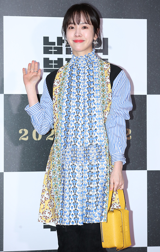 Actor Han Ji-min and group Red Velvet Irene have digested the same clothes in different styles.Han Ji-min wore a colorful mini dress at the VIP premiere of the movie Namsans Directors held on the 20th, and Irene wore a colorful mini dress at a fashion brand event held last year.Dress, which the two Choices have done, is a fashion brand Prada product - priced at $2,680 (about $3.2 million).The model in the lookbook has a smoky embroidery detail and a high-neck design with a nice pattern mix dress with neat white socks and high-top sneakers.Han Ji-min choices a stylish suede boot with a crystal trim and added points with a fresh yellow mini-bag.Here Irene is wearing a black pump with lovely knit socks and angular square toes to make her legs look longer.Irene also rolled up the sleeves of a long sleeve shirt dress to reveal her slender wrists, and completed the style with a cute black mini bag.Han Ji-min and Red Velvet Irenes glamorous mini-dress...where are you going?