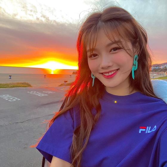 Kim Yoo-jung posted a picture on his Instagram on the 22nd without any writing.Kim Yoo-jung in the open photo stares at Camera in the background of the sun, especially with large earrings and a bright smile.The netizens commented, My sister is so beautiful, I think it is Princess, It is so lovely, the background is beautiful, It is a long time since I work.