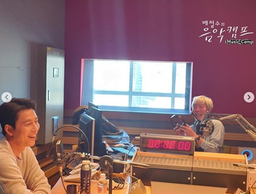 Actor Jung Woo-sung showed a serious enthusiasm at Bae Chul-soos music camp.Jeon Do-yeon and Jung Woo-sung appeared as guests on MBC FM4U Bae Chul-soos music camp which was broadcast on the afternoon of the 22nd.On February 12, he appeared together with the release of the movie The Animals Who Want to Hold the Spray.The beasts who want to catch even the straw is a film about the crime of ordinary humans who plan the worst of the worst to take the last chance of life, the money bag.It was based on the same novel by Japanese writer Sonne Kasuke.Jeon Do-yeon took on the role of Michelle Chen, a person who erases the past and seeks others to live a new life.Jung Woo-sung played the Taeyoung character preparing for the last hantang because of the debt left by his missing old lover Michelle Chen.On this day, Jung Woo-sung expressed Dahans idea in the good-looking modifier.When DJ Bae Chul-soo asked, What do you think about the modifier Dahan Republics handsome actor? I think it is fair.It is good to listen, he laughed at his unique nuance.Soon he said, It is a frequent joke, but I am embarrassed to do it here.Jung Woo-sung said, I think the appearance evaluation is just another hurdle that I have to overcome.I think that it is part of the person who is called I because it is not an absolute evaluation in one section of me.In addition, the country has to keep filling up, so I try to think that praise and bad news are not mine. Its a good thing to see for a while, but its not something you can communicate with.It is important to persuade audiences as an actor and as a human being in a psychological state. In addition, Jung Woo-sung said, When I look at the past interviews, I think Dahan is interested in the world. Bae Chul-soo said, The film work is about the story of an individual and talking about a whole life.It can be said that it is a work that we have to worry about the lives of all of us because it contains the appearance of people around us who have a relationship with a person.So I think Dahan curiosity is natural in the world. He said, I am a person who has not been educated well in the institutional system. I was a person who came out to society alone in my childhood and visited my own.So I live with great gratitude for everything. Dahans affection is inevitable in the world, so I have to pay a lot of attention. Jung Woo-sung said, The biggest deficiency in my life is the sympathy with the same generation that everyone has.I am a precious and imaginative feeling that I can not feel until I die.  So it seems that people who move the system that children can study comfortably are more worried and moved. On Jung Woo-sung, Jeon Do-yeon said, I did not know when I was shooting, but when I started promoting the movie, I wanted to have another side that I did not know about Jung Woo-sung.I learned more about it while promoting it. There are many different aspects. Jung Woo-sung has a lot of troubles and thoughts, and it does not just stop in curiosity, it seems to be good to see, he said.