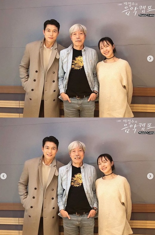 Actor Jung Woo-sung showed a serious enthusiasm at Bae Chul-soos music camp.Jeon Do-yeon and Jung Woo-sung appeared as guests on MBC FM4U Bae Chul-soos music camp which was broadcast on the afternoon of the 22nd.On February 12, he appeared together with the release of the movie The Animals Who Want to Hold the Spray.The beasts who want to catch even the straw is a film about the crime of ordinary humans who plan the worst of the worst to take the last chance of life, the money bag.It was based on the same novel by Japanese writer Sonne Kasuke.Jeon Do-yeon took on the role of Michelle Chen, a person who erases the past and seeks others to live a new life.Jung Woo-sung played the Taeyoung character preparing for the last hantang because of the debt left by his missing old lover Michelle Chen.On this day, Jung Woo-sung expressed Dahans idea in the good-looking modifier.When DJ Bae Chul-soo asked, What do you think about the modifier Dahan Republics handsome actor? I think it is fair.It is good to listen, he laughed at his unique nuance.Soon he said, It is a frequent joke, but I am embarrassed to do it here.Jung Woo-sung said, I think the appearance evaluation is just another hurdle that I have to overcome.I think that it is part of the person who is called I because it is not an absolute evaluation in one section of me.In addition, the country has to keep filling up, so I try to think that praise and bad news are not mine. Its a good thing to see for a while, but its not something you can communicate with.It is important to persuade audiences as an actor and as a human being in a psychological state. In addition, Jung Woo-sung said, When I look at the past interviews, I think Dahan is interested in the world. Bae Chul-soo said, The film work is about the story of an individual and talking about a whole life.It can be said that it is a work that we have to worry about the lives of all of us because it contains the appearance of people around us who have a relationship with a person.So I think Dahan curiosity is natural in the world. He said, I am a person who has not been educated well in the institutional system. I was a person who came out to society alone in my childhood and visited my own.So I live with great gratitude for everything. Dahans affection is inevitable in the world, so I have to pay a lot of attention. Jung Woo-sung said, The biggest deficiency in my life is the sympathy with the same generation that everyone has.I am a precious and imaginative feeling that I can not feel until I die.  So it seems that people who move the system that children can study comfortably are more worried and moved. On Jung Woo-sung, Jeon Do-yeon said, I did not know when I was shooting, but when I started promoting the movie, I wanted to have another side that I did not know about Jung Woo-sung.I learned more about it while promoting it. There are many different aspects. Jung Woo-sung has a lot of troubles and thoughts, and it does not just stop in curiosity, it seems to be good to see, he said.