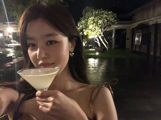 Han Sun-hwa has revealed her pretty daily life.Actor Han Sun-hwa posted an article and a photo called love on his instagram on January 23rd.Im enjoying a cocktail in the pool late in the day, and Han Sun-hwas slender shoulder line and Doll-like Beautiful looks are both pure and sexy.emigration site