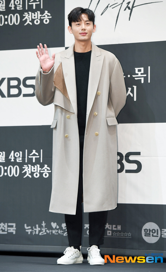 Actor Lee Ji-hoon gave a 9.9 billion women end testimony.Lee Ji-hoon released a black and white photo on his instagram on January 23 with an article entitled Lee Jae Hoon ... as a husband of Kwon YuriFather ... Hello # Woman of 9.9 Billion and a silhouette taken on the set.Lee Ji-hoon tried to declare his conscience on the guilt of all the things he had done so far on KBS 2TVs 9.9 billion women broadcast on the 22nd, but he was killed by Leon (Lim Tae-kyung), which stimulated the tears of viewers.The netizens who watched Lee Ji-hoons posts were disappointed with the reactions such as Kwon YuriFather suffered a lot, Thank you and Goodbye Lee Jae Hoon.Lee Ha-na
