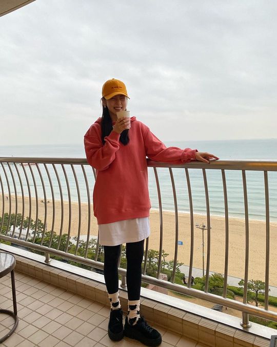 Actor Ahn Sohee from the group Wonder Girls showed off her beauty while she was still digesting the casual look with a color.An Sohee posted two photos on his personal Instagram account on Jan. 23, along with an article entitled Sea: An Sohee in the photo is wearing a pink hooded T-shirt and a Yellow-bellied slider-bellied slider Hat.Ahn Sohee is standing on the terrace where the sea is visible and smiling brightly.Choi Yu-jin