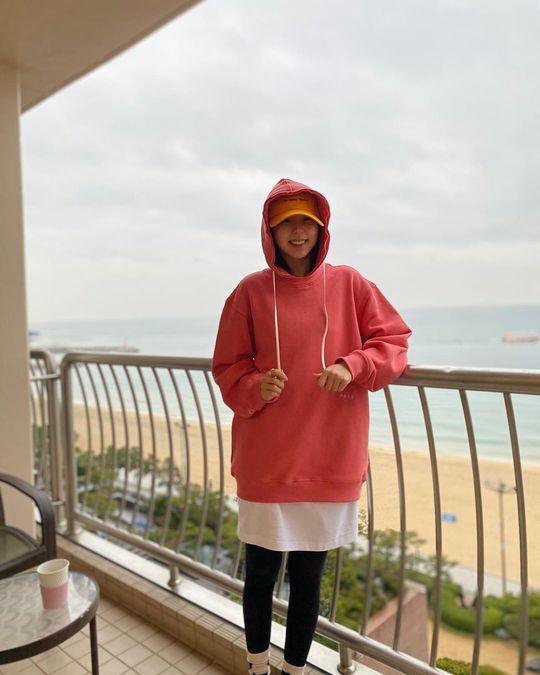 Actor Ahn Sohee from the group Wonder Girls showed off her beauty while she was still digesting the casual look with a color.An Sohee posted two photos on his personal Instagram account on Jan. 23, along with an article entitled Sea: An Sohee in the photo is wearing a pink hooded T-shirt and a Yellow-bellied slider-bellied slider Hat.Ahn Sohee is standing on the terrace where the sea is visible and smiling brightly.Choi Yu-jin
