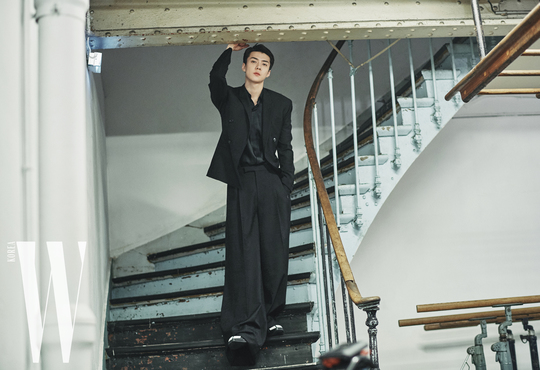 <p>EXO Sehun this chic masculine charm to show him.</p><p>Wkorea 2 for decoration for EXO Sehun and French luxury brand, ‘Bell city(Berluti)’with a pictorial 1-23, was unveiled.</p><p>The revealed pictorial property Sehun is the bell of the DNA of the modern interpretation of the 2020 Summer Collection products to wear luxurious yet stylish look was.</p><p>France the Opera Garnier in the background the progress with the 2020 Winter Bell city participate in a fashion show for EXO Sehun is a worldwide celebrity for me and this set was after it.</p><p>Meanwhile, EXO Sehuns photoshoot for W Korea Man Instagram and W Korea website from the meet can</p>