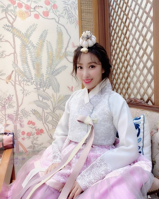 Sook-haeng showed off her Korean traditional clothing appearance as if she were a good girl.Singer Sook-haeng uploaded a photo to her Instagram on January 23 with the phrase Gentlemen, Happy New Years Eve 2020.Sook-haeng in the picture is smiling brightly in a Korean traditional clothing. Sook-haeng says, Healthy happiness fighting.Sook-haeng train (Sook-haeng fandom name) Lets grow up, he added, showing off his affection for fans.han jung-won