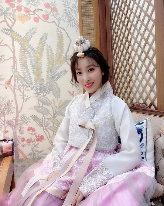 Sook-haeng showed off her Korean traditional clothing appearance as if she were a good girl.Singer Sook-haeng uploaded a photo to her Instagram on January 23 with the phrase Gentlemen, Happy New Years Eve 2020.Sook-haeng in the picture is smiling brightly in a Korean traditional clothing. Sook-haeng says, Healthy happiness fighting.Sook-haeng train (Sook-haeng fandom name) Lets grow up, he added, showing off his affection for fans.han jung-won