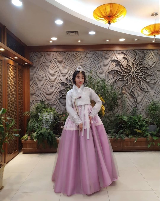 Sook-haeng showed off her Korean traditional clothing appearance as if she were a good girl.Singer Sook-haeng uploaded a photo to her Instagram on January 23 with the phrase Gentlemen, Happy New Years Eve 2020.Sook-haeng in the picture is smiling brightly in a Korean traditional clothing. Sook-haeng says, Healthy happiness fighting.Sook-haeng train (Sook-haeng fandom name) Lets grow up, he added, showing off his affection for fans.han jung-won