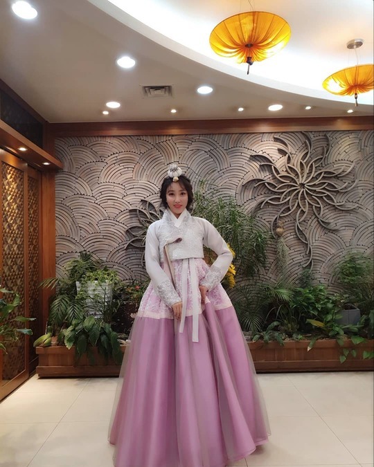 Sook-haeng showed off her Korean traditional clothing appearance as if she were a good girl.Singer Sook-haeng uploaded a photo to her Instagram on January 23 with the phrase Gentlemen, Happy New Years Eve 2020.Sook-haeng in the picture is smiling brightly in a Korean traditional clothing. Sook-haeng says, Healthy happiness fighting.Sook-haeng train (Sook-haeng fandom name) Lets grow up, he added, showing off his affection for fans.han jung-won