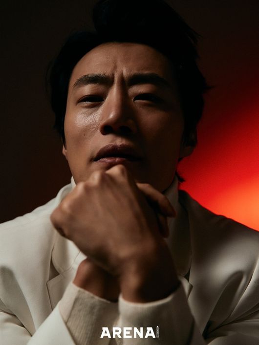 Actor Lee Hee-joon has emanated a wild charm.Lee Hee-joon played the role of guard chief Kwak Sang-cheon in the film The Directors of Namsan (director Woo Min-ho), and increased his weight to 100kg.In the recent Arena picture, Lee Hee-joons solid body and sexy expression were captured, reducing weight after shooting and returning to a sleek appearance.In the interview after the filming, Lee Hee-joon honestly conveyed the philosophy of the anxieties and acting that he experienced while preparing Namsans managers.Lee Hee-joons pictorials and interviews can be found in the February issue of Arena Homme Plus.Arena Homme Plus Offered
