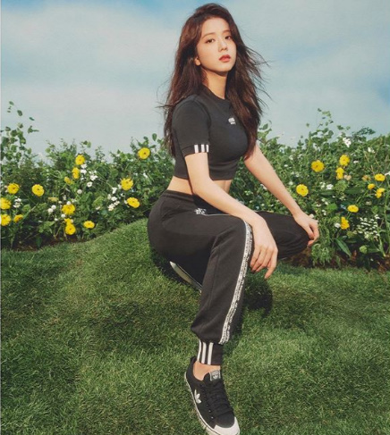 Group BLACKPINK JiSoo boasted a health beauty.BLACKPINK JiSoo released several photos on his SNS on the 23rd.In the photo, JiSoo showed sporty charm through black training suits and The. JiSoo focused his attention with perfect body line and legs.JiSoo showed off her best Idol down force as she posed imposingly.BLACKPINK, which JiSoo belongs to, is currently working on a new album while conducting a Japanese dome tour.Fans are attracted to BLACKPINKs new song, which will hit the world last year Kill This Love