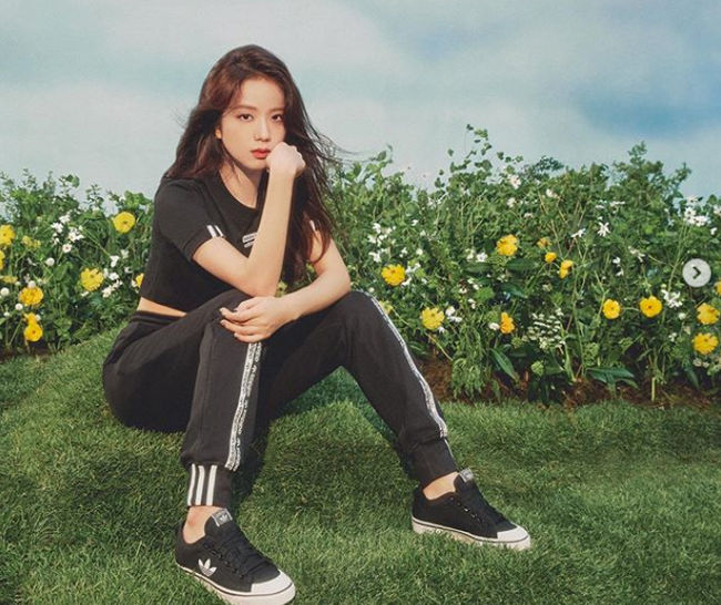 Group BLACKPINK JiSoo boasted a health beauty.BLACKPINK JiSoo released several photos on his SNS on the 23rd.In the photo, JiSoo showed sporty charm through black training suits and The. JiSoo focused his attention with perfect body line and legs.JiSoo showed off her best Idol down force as she posed imposingly.BLACKPINK, which JiSoo belongs to, is currently working on a new album while conducting a Japanese dome tour.Fans are attracted to BLACKPINKs new song, which will hit the world last year Kill This Love
