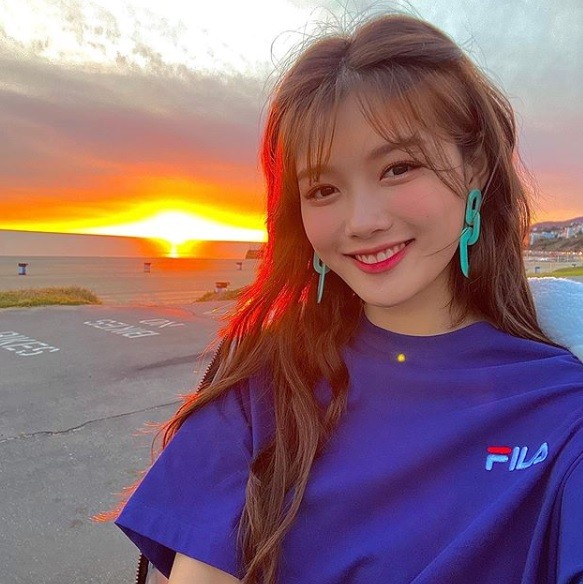 Actor Kim Yoo-jung has revealed the current state of sunshine smile.On the 22nd, Kim Yoo-jungs Instagram   posted a picture.Kim Yoo-jung, who is in the photo, is smiling brightly with his back to the red sunshine. He is wearing a comfortable T-shirt and has long brown wave hair and shows off the charm of the girl.Kim Yoo-jung is considering appearing in Lifetimes Sunset Stars. Kim Yoo-jungs latest film is JTBCs Once Clean Hot aired in 2019.