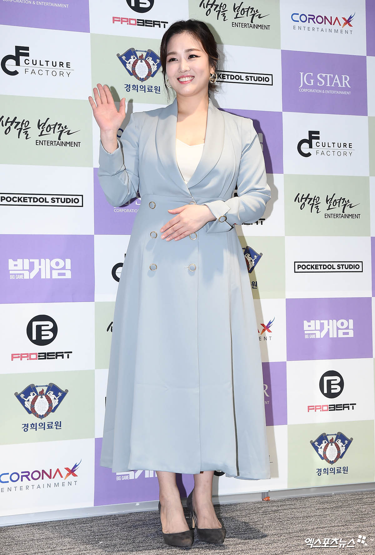 Singer The Miami, who attended a small concert for the New Year holidays of Mr. Trotgirl, 9 Miss Trot, held at Kyunghee Medical Center in Seoul, Seoul, on the afternoon of the 23rd, has a photo time.Elegant step.A bright greeting.Elegant coat fashionTriple for the Huang.