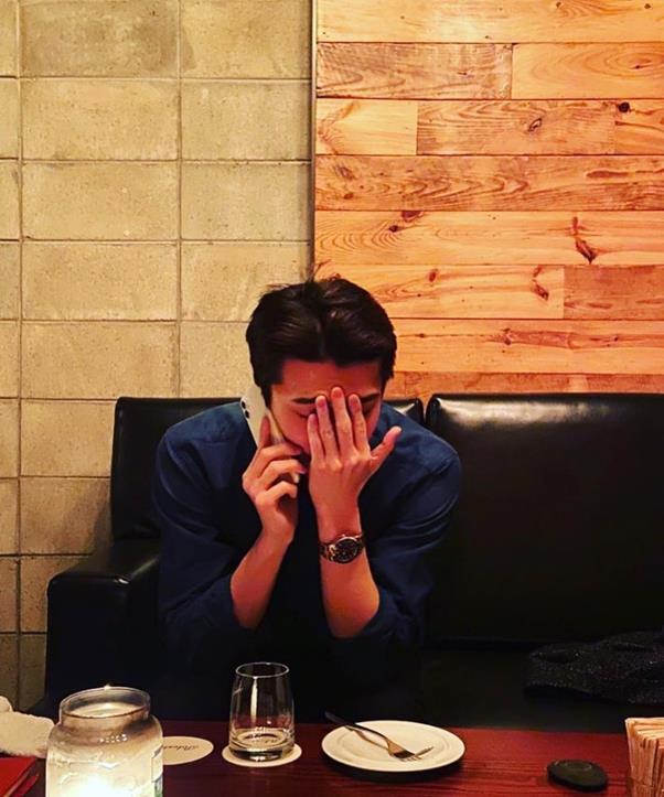 Group EXO member Sehun boasted a warm atmosphere.Sehun posted a picture on his SNS on the 23rd.Sehun, in the photo, looks like he is calling someone. He has a serious expression and a warm atmosphere.On the other hand, EXO, a group of Sehun, actively participated in the title song Obsession last year.EXO held a concert from 29th to 31st of last month and met fans.