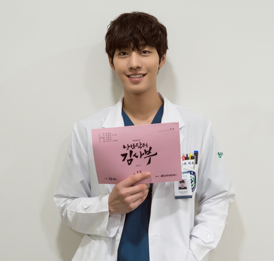 SBS Romantic Doctor Kim Sabu 2 Lee Sung-kyung - Ahn Hyo-seop - Kim Min-jae - So Joo-yeon and other warm Dalldam Youth delivered a romantic New Year greeting on New Years Day on January 1, 2020 lunar calendar.SBS Mon-Tue drama Romantic Doctor Kim Sabu 2 (playplayplay by Kang Eun-kyung/director Yoo In-sik Lee Gil-bok/Produced by Samhwa Networks) is a real Doctor story that takes place in the background of a poor stone wall hospital in the province.The 6th episode, which was broadcast on the 21st, won the ratings triple crown with Nielsen Koreas 18.9% audience rating, 18.6% nationwide ratings and 7.1% in 2049 ratings.In addition, it achieved the highest audience rating of 20.3% at the moment, and proved the dignity of the throne of the uninhabited throne by becoming the number one channel among all the terrestrial-company programs broadcast on this day.In connection with this, romantic doctor Kim Sabu 2 Lee Sung-kyung - Ahn Hyo-seop - Kim Min-jae - So Joo-yeon, who is working on filming in the middle of the year, delivered a New Year message that filled the audience with gratitude for the first day of the lunar calendar in 2020.Lee Sung-kyung - Ahn Hyo-seop - Kim Min-jae - So Joo-yeon cherished the script of Romantic Doctor Kim Sabu 2 in his hand and directed a unique charm-filled Snapshot, revealing a cheerful scene atmosphere.Lee Sung-kyung, who is impressed by the growth of the surgery by overcoming the surgeries of surgery by taking the role of a hard-working genius thoracic surgeon Fellow Cha Eun-jae, said, Hello.Romantics! Have a happy time with your loved ones during the New Year holidays, he said, expressing his generous affection for the fans of Romantic Doctor Kim Sabu 2.Lee Sung-kyung added that I hope that New Year will be full of romance with Romantic Doctor Kim Sabu 2, adding that he added speciality to the New Year greetings that remind me of the value of romantic.Ahn Hyo-seop, who is being reborn as a true doctor for people as a cynical and expressionless surgeon, Seo Woo-jin, laughed and laughed, It is Seo Woo-jin who keeps the Doldam Hospital even during the New Year holidays.I hope you have a lot of delicious things and a romantic year on New Years Day, and dont forget to be the main shooter of the romantic Doctor Kim Sabu 2.I did not forget to promote the 7th episode to be broadcast on the last day of the New Year holiday on the 27th (Month) with the greeting Happy New Year.Kim Min-jae, who plays the role of Park Eun-tak, a nurse at Doldam Hospital, and So Joo-yeon, a 4-year-old specialist in emergency medicine with a unique sense of sunshine, have lavished a cute and cute Doldam Emergency Room Chemie.The two men opened their doors together with a pleasant and youthful greeting, New Years Day of the year 2020 is approaching!So Joo-yeon added, I would like you to have a lot of delicious food today and have a happy time with your family.Moreover, Kim Min-jae said, Well be at Doldam Hospital on New Years Day, so if youre sick or uncomfortable, youll have to find us.Happy New Year! He said, raising expectations with a strong greeting from Doldam Hospitals Aid Doldamjas.We thank the viewers who are enthusiastically loving and cheering for the romantic doctor Kim Sabu 2, said Samhwa Networks, a production company. Not only Lee Sung-kyung - Ahn Hyo-seop - Kim Min-jae - So Joo-yeon, but all the actors and staff of the romantic doctor Kim Sabu 2 are all the actors and staff of the company. I hope you will be a happy and hopeful New Year.We will continue to do our best to complete good works so that we can receive heavy emotions and Chest emotions through Romantic Doctor Kim Sabu 2. Meanwhile, SBS Mon-Tue drama Romantic Doctor Kim Sabu 2 will be broadcast at 9:40 pm on the 27th (Mon).iMBC  Photo Samhwa Networks