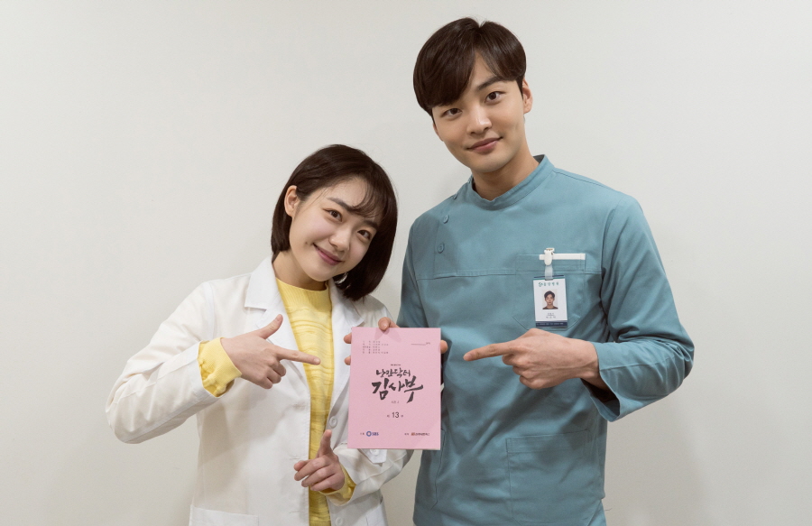 SBS Romantic Doctor Kim Sabu 2 Lee Sung-kyung - Ahn Hyo-seop - Kim Min-jae - So Joo-yeon and other warm Dalldam Youth delivered a romantic New Year greeting on New Years Day on January 1, 2020 lunar calendar.SBS Mon-Tue drama Romantic Doctor Kim Sabu 2 (playplayplay by Kang Eun-kyung/director Yoo In-sik Lee Gil-bok/Produced by Samhwa Networks) is a real Doctor story that takes place in the background of a poor stone wall hospital in the province.The 6th episode, which was broadcast on the 21st, won the ratings triple crown with Nielsen Koreas 18.9% audience rating, 18.6% nationwide ratings and 7.1% in 2049 ratings.In addition, it achieved the highest audience rating of 20.3% at the moment, and proved the dignity of the throne of the uninhabited throne by becoming the number one channel among all the terrestrial-company programs broadcast on this day.In connection with this, romantic doctor Kim Sabu 2 Lee Sung-kyung - Ahn Hyo-seop - Kim Min-jae - So Joo-yeon, who is working on filming in the middle of the year, delivered a New Year message that filled the audience with gratitude for the first day of the lunar calendar in 2020.Lee Sung-kyung - Ahn Hyo-seop - Kim Min-jae - So Joo-yeon cherished the script of Romantic Doctor Kim Sabu 2 in his hand and directed a unique charm-filled Snapshot, revealing a cheerful scene atmosphere.Lee Sung-kyung, who is impressed by the growth of the surgery by overcoming the surgeries of surgery by taking the role of a hard-working genius thoracic surgeon Fellow Cha Eun-jae, said, Hello.Romantics! Have a happy time with your loved ones during the New Year holidays, he said, expressing his generous affection for the fans of Romantic Doctor Kim Sabu 2.Lee Sung-kyung added that I hope that New Year will be full of romance with Romantic Doctor Kim Sabu 2, adding that he added speciality to the New Year greetings that remind me of the value of romantic.Ahn Hyo-seop, who is being reborn as a true doctor for people as a cynical and expressionless surgeon, Seo Woo-jin, laughed and laughed, It is Seo Woo-jin who keeps the Doldam Hospital even during the New Year holidays.I hope you have a lot of delicious things and a romantic year on New Years Day, and dont forget to be the main shooter of the romantic Doctor Kim Sabu 2.I did not forget to promote the 7th episode to be broadcast on the last day of the New Year holiday on the 27th (Month) with the greeting Happy New Year.Kim Min-jae, who plays the role of Park Eun-tak, a nurse at Doldam Hospital, and So Joo-yeon, a 4-year-old specialist in emergency medicine with a unique sense of sunshine, have lavished a cute and cute Doldam Emergency Room Chemie.The two men opened their doors together with a pleasant and youthful greeting, New Years Day of the year 2020 is approaching!So Joo-yeon added, I would like you to have a lot of delicious food today and have a happy time with your family.Moreover, Kim Min-jae said, Well be at Doldam Hospital on New Years Day, so if youre sick or uncomfortable, youll have to find us.Happy New Year! He said, raising expectations with a strong greeting from Doldam Hospitals Aid Doldamjas.We thank the viewers who are enthusiastically loving and cheering for the romantic doctor Kim Sabu 2, said Samhwa Networks, a production company. Not only Lee Sung-kyung - Ahn Hyo-seop - Kim Min-jae - So Joo-yeon, but all the actors and staff of the romantic doctor Kim Sabu 2 are all the actors and staff of the company. I hope you will be a happy and hopeful New Year.We will continue to do our best to complete good works so that we can receive heavy emotions and Chest emotions through Romantic Doctor Kim Sabu 2. Meanwhile, SBS Mon-Tue drama Romantic Doctor Kim Sabu 2 will be broadcast at 9:40 pm on the 27th (Mon).iMBC  Photo Samhwa Networks