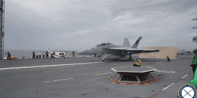 미 해군 함재기가 전자기 사출장치(EMALS)로 이륙하고 있다.