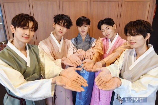 There are so many people who respect you, can I tell you everything?Band 2Z (Bum Jun, Ji-seop, Hojin, Hyun-woong, and Chung Hyeon) said with a sparkle when asked about the role model at an interview recently conducted with Hankyung.com on New Years Day.2Z released its first EP album Tuzi: (WE Tuzi:) on the 14th and is actively performing on various music broadcasts with its title song My First Hero.My First Hero is a new genre crunk core that combines a crunk genre that combines punk, illegic and dance with a scrimmo genre that rattles around it, firmly showing the musical style of the rock band 2Z.The energy-filled and intense 2Z music based on rock sound is familiar and has a strong personality.The title song music video is also filmed in familiar places such as subway stations, schools, and Incheon Central Market, and the vintage atmosphere is impressive.The concept that members meet at a concert hall using different means of transportation and change clothes and perform is a free and passionate 2Z aspiration.Asked for a team introduction, Hojin said, Our music is basically rock.There are explosive songs that can play with rock music, and there are rock ballads that can tell our own stories. It can be a little unfamiliar compared to peer bands; all the teams that are motifs are foreign bands; maybe the color of the band that is not seen in Korea will come out, he said.Chung Hyeon also said, When I listen to the feedback around me, I heard that the song is fresh, too.Bum Jun said, I would like you to think of 2Z and think that you are singing like this.When asked if there was a role model, the members expressions changed seriously. Ji-seop, who is in charge of guitar and sub-vocals, said, I started working as a model, but I liked music originally.When I was in the entrance exam, I came across Nirvanas Kurt Cobain video, and I had a dream about music for a while, but I finally got ready again.Another musician I like is Aerosmith. The first broadcast was KBS2 Music Bank, and it was really awkward because it was the first stage I tried at that time.I didnt know what to look like when I was playing drums, and I thought I should catch the concept well, so I thought of a sexy and cool image, but Hyun Woong asked me to see EXO Kai.So I saw the dancing video and it was so sexy. From then on, I practiced my face while watching Kais video.Its hard to point out one, and I admire a lot of singers, and Im trying to take their good things out and make them my own color, said Hyun-woong, a rapper.Chung Hyeon, who is in charge of the bass, said, Our company is the current president and Jung Han-jong, a former bassist from South Koreas best band Sinawi, is a role model.He laughed, saying, I was the first and last student. He said, In the past, I practiced in a situation that was so poor that I could not compare it to now.At that time, I did not have YouTube, so I listened to the song and practiced it right away. I think it is a person who can respect that he entered the best band. Jung Han-jong, mentioned by Chung Hyeon, is a bassist who has worked in Sinawi and Butterfly Effect, which have made a stroke of South Korea rock band history.2Z said, Not only when you are Lesson, but also usually give advice based on your experience. The members called him mental landlord. The members come a lot to get close to us.He says to call him the captain, not the representative. He is a really good person. Finally, the main vocalist, Hojin, said, The Poles Sting or Linkin Park Chester Bennington is a role model. I want to be modeled because the style of singing is so cool.2Z, the first EP Up Tuzi on the 14th debut free-spirited and passionate rock-based band 2Z will be able to see the band color of only 2Z