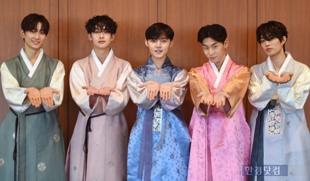 There are so many people who respect you, can I tell you everything?Band 2Z (Bum Jun, Ji-seop, Hojin, Hyun-woong, and Chung Hyeon) said with a sparkle when asked about the role model at an interview recently conducted with Hankyung.com on New Years Day.2Z released its first EP album Tuzi: (WE Tuzi:) on the 14th and is actively performing on various music broadcasts with its title song My First Hero.My First Hero is a new genre crunk core that combines a crunk genre that combines punk, illegic and dance with a scrimmo genre that rattles around it, firmly showing the musical style of the rock band 2Z.The energy-filled and intense 2Z music based on rock sound is familiar and has a strong personality.The title song music video is also filmed in familiar places such as subway stations, schools, and Incheon Central Market, and the vintage atmosphere is impressive.The concept that members meet at a concert hall using different means of transportation and change clothes and perform is a free and passionate 2Z aspiration.Asked for a team introduction, Hojin said, Our music is basically rock.There are explosive songs that can play with rock music, and there are rock ballads that can tell our own stories. It can be a little unfamiliar compared to peer bands; all the teams that are motifs are foreign bands; maybe the color of the band that is not seen in Korea will come out, he said.Chung Hyeon also said, When I listen to the feedback around me, I heard that the song is fresh, too.Bum Jun said, I would like you to think of 2Z and think that you are singing like this.When asked if there was a role model, the members expressions changed seriously. Ji-seop, who is in charge of guitar and sub-vocals, said, I started working as a model, but I liked music originally.When I was in the entrance exam, I came across Nirvanas Kurt Cobain video, and I had a dream about music for a while, but I finally got ready again.Another musician I like is Aerosmith. The first broadcast was KBS2 Music Bank, and it was really awkward because it was the first stage I tried at that time.I didnt know what to look like when I was playing drums, and I thought I should catch the concept well, so I thought of a sexy and cool image, but Hyun Woong asked me to see EXO Kai.So I saw the dancing video and it was so sexy. From then on, I practiced my face while watching Kais video.Its hard to point out one, and I admire a lot of singers, and Im trying to take their good things out and make them my own color, said Hyun-woong, a rapper.Chung Hyeon, who is in charge of the bass, said, Our company is the current president and Jung Han-jong, a former bassist from South Koreas best band Sinawi, is a role model.He laughed, saying, I was the first and last student. He said, In the past, I practiced in a situation that was so poor that I could not compare it to now.At that time, I did not have YouTube, so I listened to the song and practiced it right away. I think it is a person who can respect that he entered the best band. Jung Han-jong, mentioned by Chung Hyeon, is a bassist who has worked in Sinawi and Butterfly Effect, which have made a stroke of South Korea rock band history.2Z said, Not only when you are Lesson, but also usually give advice based on your experience. The members called him mental landlord. The members come a lot to get close to us.He says to call him the captain, not the representative. He is a really good person. Finally, the main vocalist, Hojin, said, The Poles Sting or Linkin Park Chester Bennington is a role model. I want to be modeled because the style of singing is so cool.2Z, the first EP Up Tuzi on the 14th debut free-spirited and passionate rock-based band 2Z will be able to see the band color of only 2Z