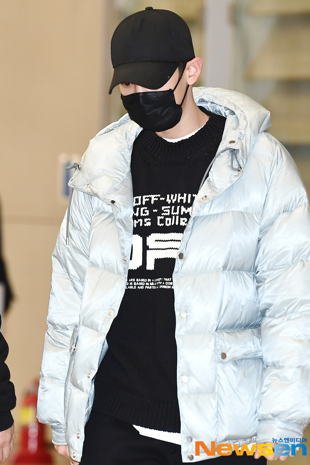 EXO (EXO) member Chanyeol (CHANYEOL) arrives at the Incheon International Airport in Unseo-dong, Jung-gu, Incheon, after completing an overseas schedule on the morning of January 24.exponential earthquake